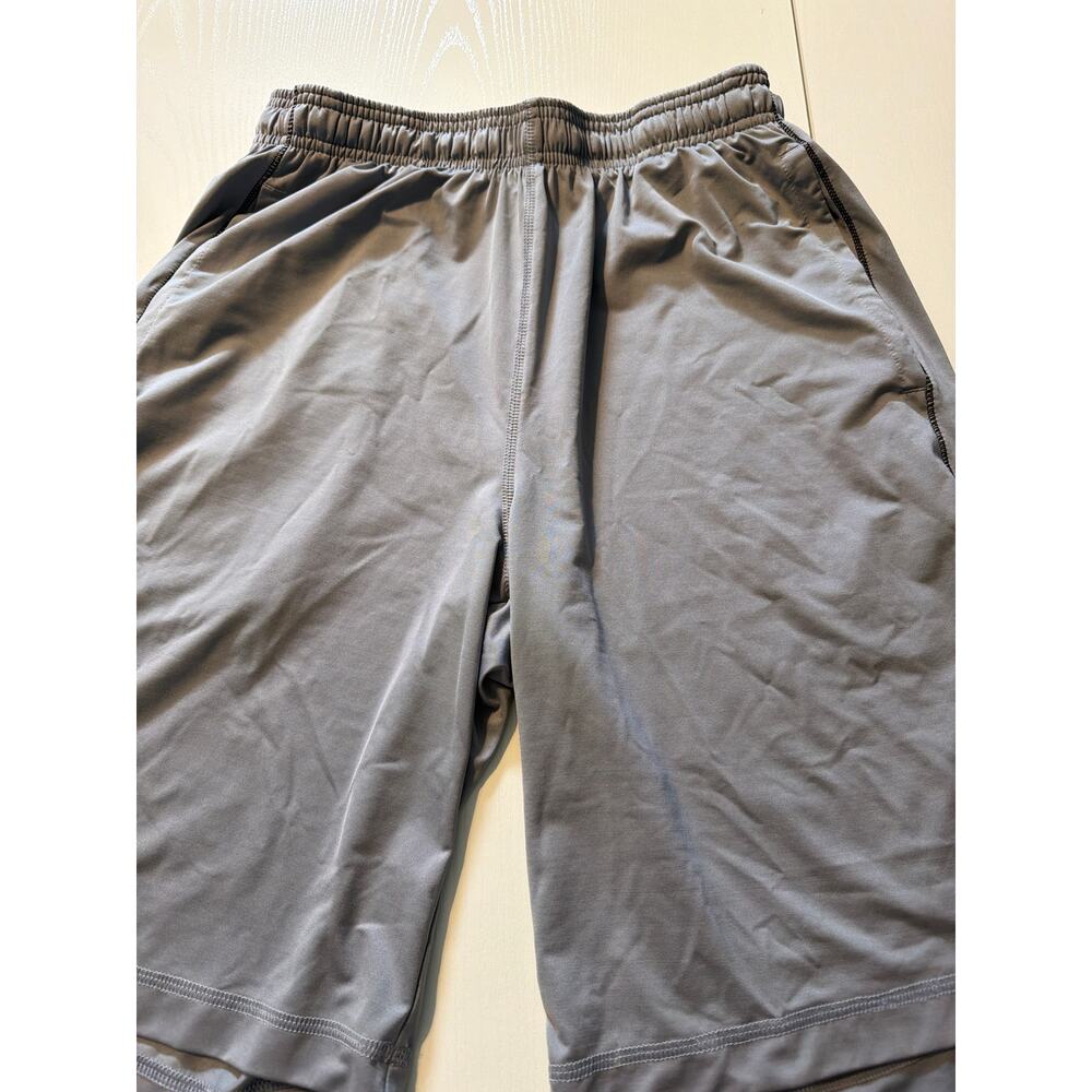 Men’s Medium Under Armour gray shorts